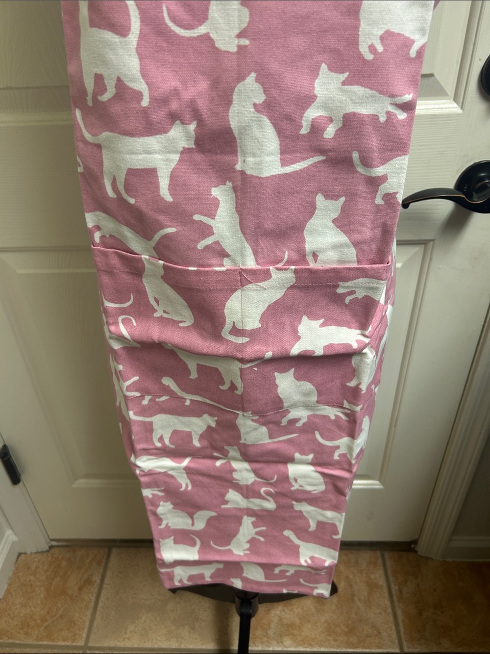 DII Everyday Pets Kitchen Collection Chef Apron a playful all-over white cat - Picture 3 of 7
